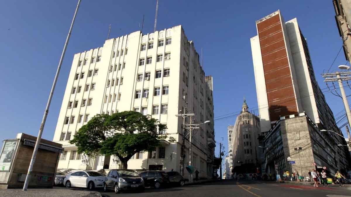 Ao lado da estátua de Castro Alves, no Centro Histórico de Salvador, e de frente para a Baía de Todos-os-Santos, o Palácio dos Esportes, pertencente ao Estado