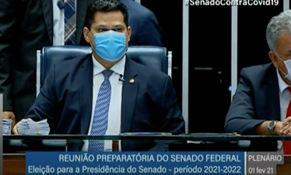 Os senadores escolhem, nesta segunda-feira (1º), a mesa diretora que comandará o Senado Federal pelos próximos dois anos. A votação é secreta e a decisão