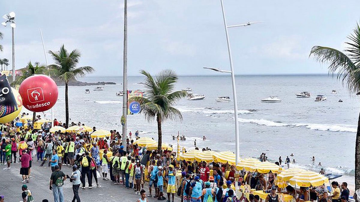 vai deixar milhares de pessoas sem uma renda extra, gerada no período da festa. E um grupo de trabalhadores que mais sofrerá é o que atua como ambulante