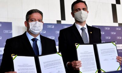 durante coletiva de imprensa, um documento com o compromisso conjunto de atuar com pautas para enfrentar a pandemia da Covid-19