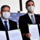 durante coletiva de imprensa, um documento com o compromisso conjunto de atuar com pautas para enfrentar a pandemia da Covid-19