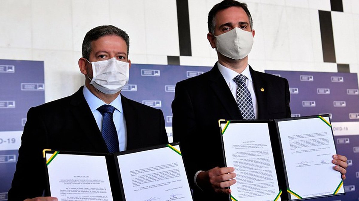 durante coletiva de imprensa, um documento com o compromisso conjunto de atuar com pautas para enfrentar a pandemia da Covid-19