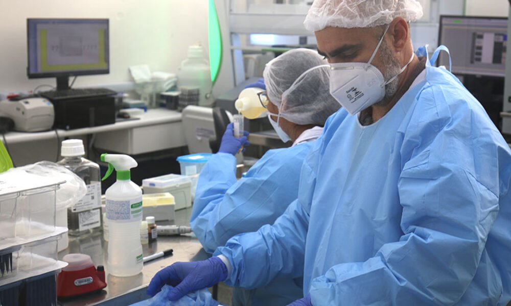 O Laboratório Central de Saúde Pública da Bahia (Lacen-BA) realizou o sequenciamento de 48 genomas do SARS-CoV-2 (Covid-19), identificando