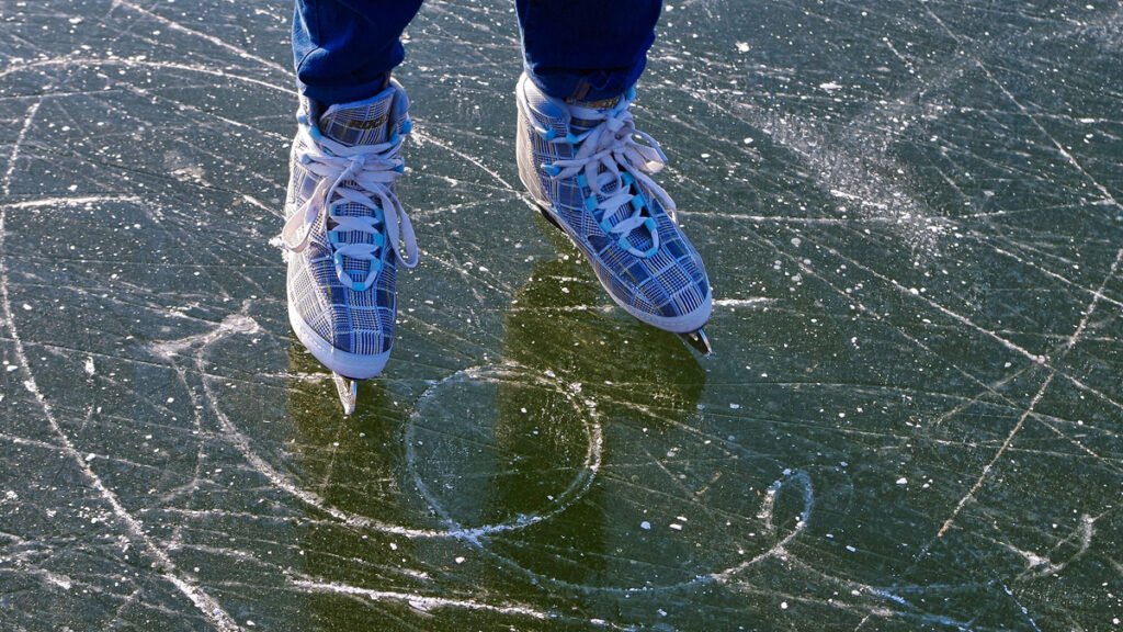 Um grupo de pessoas patinava sob uma camada fina de gelo, em um canal de Amsterdã, na Holanda, que se rompeu. O vídeo mostra o grupo afundando