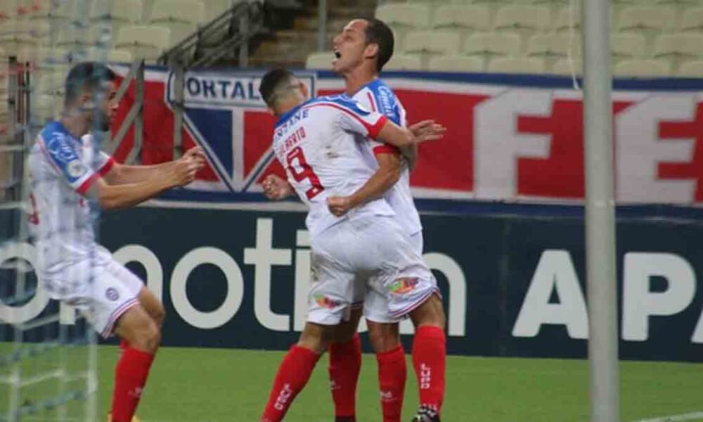 O Bahia goleou o Fortaleza por 4 a 0 na noite deste sábado (20), no Estádio Castelão, no Ceará, dando um passo decisivo para sua permanência na Série A.