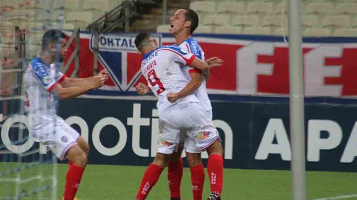 O Bahia goleou o Fortaleza por 4 a 0 na noite deste sábado (20), no Estádio Castelão, no Ceará, dando um passo decisivo para sua permanência na Série A.