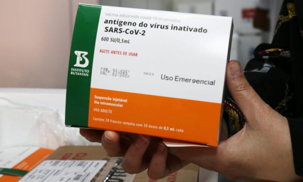 Na manhã desta segunda-feira (29), o Instituto Butantan liberou mais 5 milhões de doses da vacina CoronaVac ao Ministério da Saúde. É a maior remessa