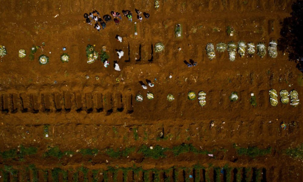 Segundo estudo publicado na quinta-feira (10), pela revista científica Lancet, o número de mortes por Covid-19, pode ser três vezes maior do que os números oficiais divulgados. Entre 1º de janeiro de 2020 e 31 de dezembro de 2021, os dados oficiais indicam a ocorrência de 5,69 milhões de óbitos no mundo, mas segundo a pesquisa, mais de 18 milhões de pessoas morreram devido à doença.