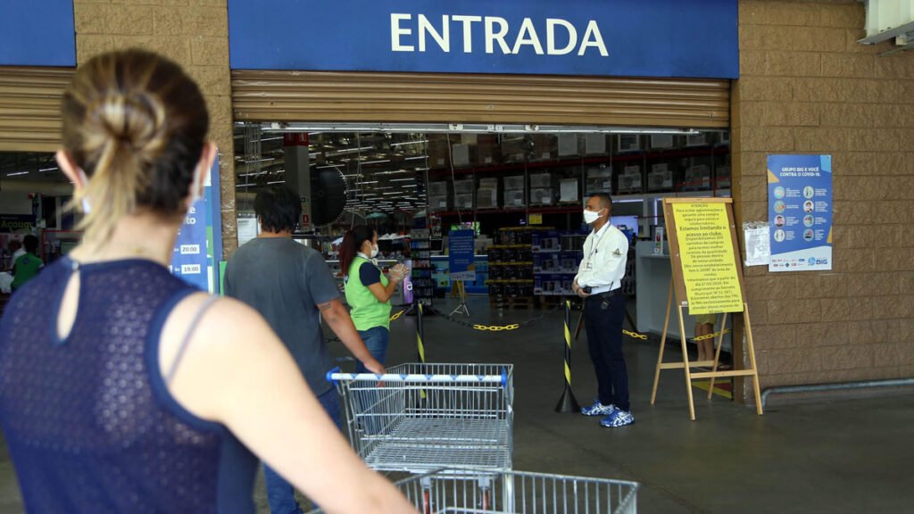 As restrições às atividades consideradas não essenciais em Salvador seguem até as 5h do próximo dia 29. A prorrogação da medida,