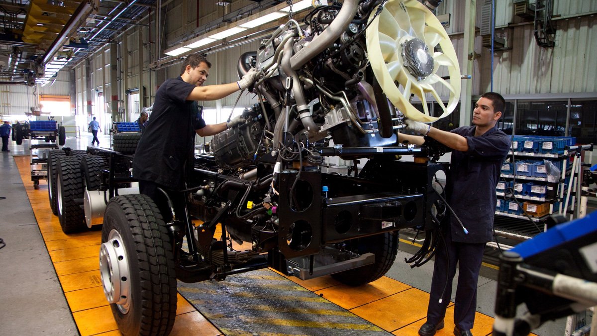 A paralisação de cerca de dez dias nas linhas de produção de automóveis e caminhões pode ampliar a falta de veículos no país. As filas para