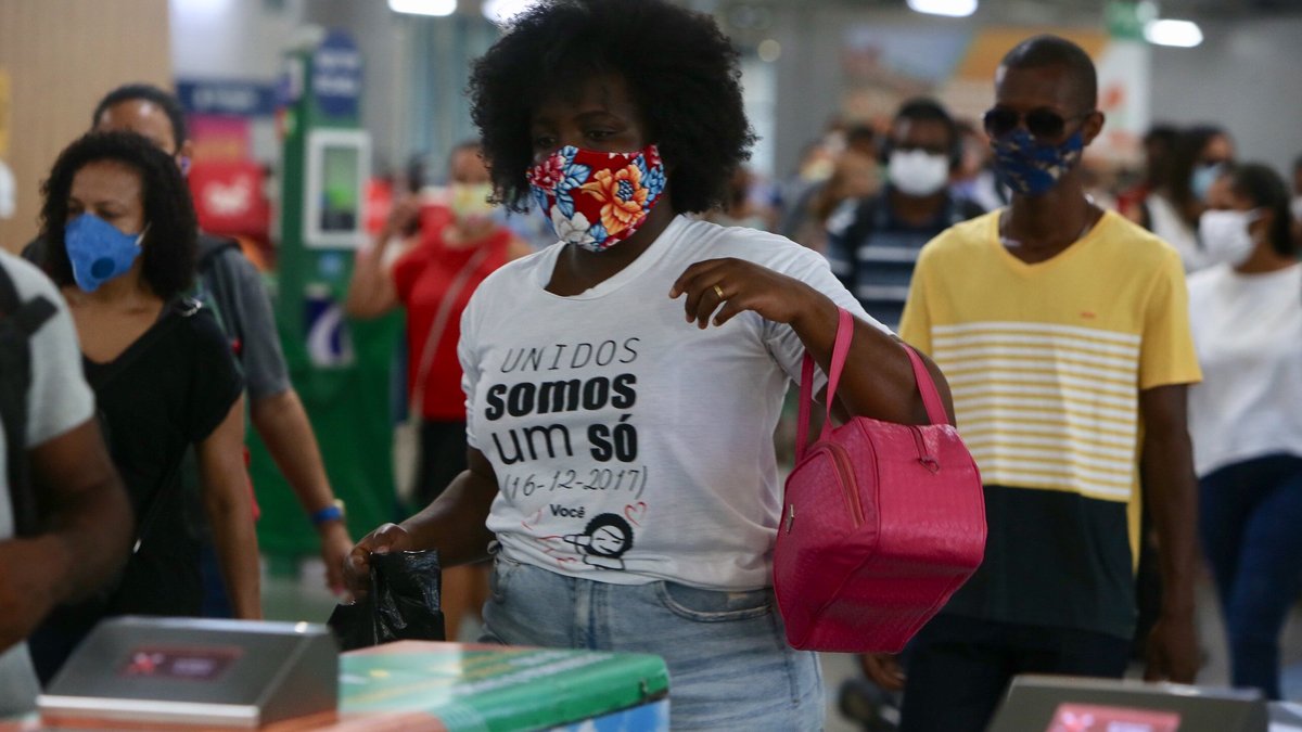 Na Bahia, nas últimas 24 horas, foram registrados 5.499 casos de Covid-19 (taxa de crescimento de +0,8%) e 4.525 recuperados (+0,7%).