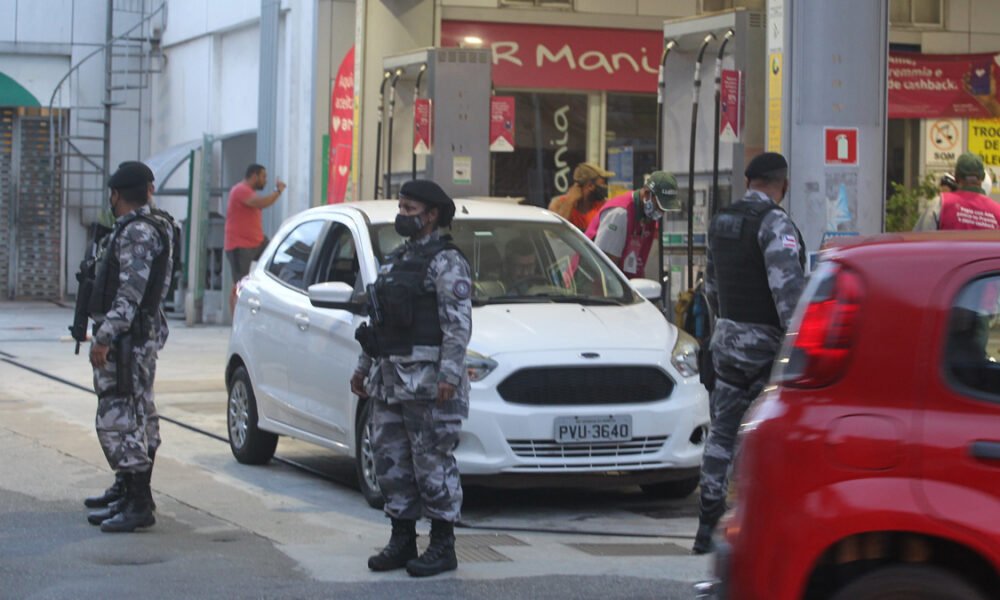 nesta noite de sábado que serão prorrogadas as medidas mais restritivas até as 5h do dia 15 de março (segunda-feira), em Salvador e RMS.