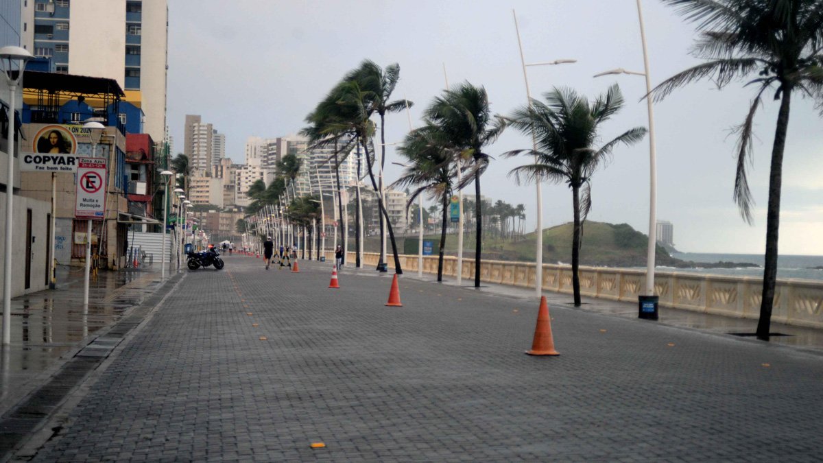 O tráfego de veículos no trecho da Avenida Oceânica, entre o Farol da Barra e a Rua Marquês de Caravelas (Barra Center), na Barra,