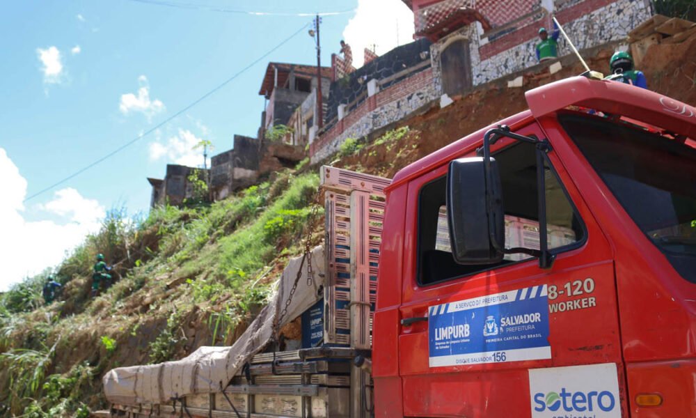 Empresa de Limpeza Urbana de Salvador (Limpurb), continua com o trabalho de limpeza, realizado por uma equipe especial de agentes,