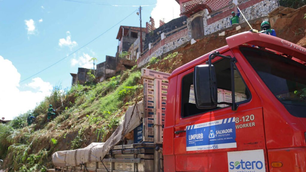 Empresa de Limpeza Urbana de Salvador (Limpurb), continua com o trabalho de limpeza, realizado por uma equipe especial de agentes,