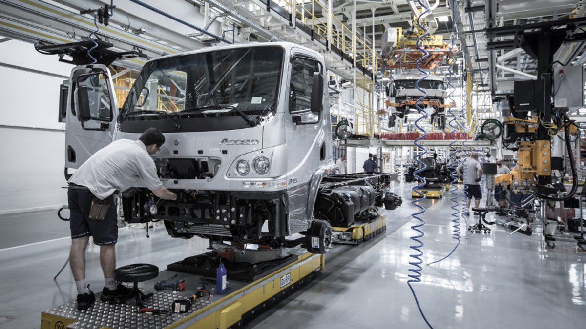 A Mercedes-Benz anunciou nesta terça-feira (23) uma paralisação na produção de suas fábricas em São Bernardo do Campo (SP) e Juiz de Fora (MG).