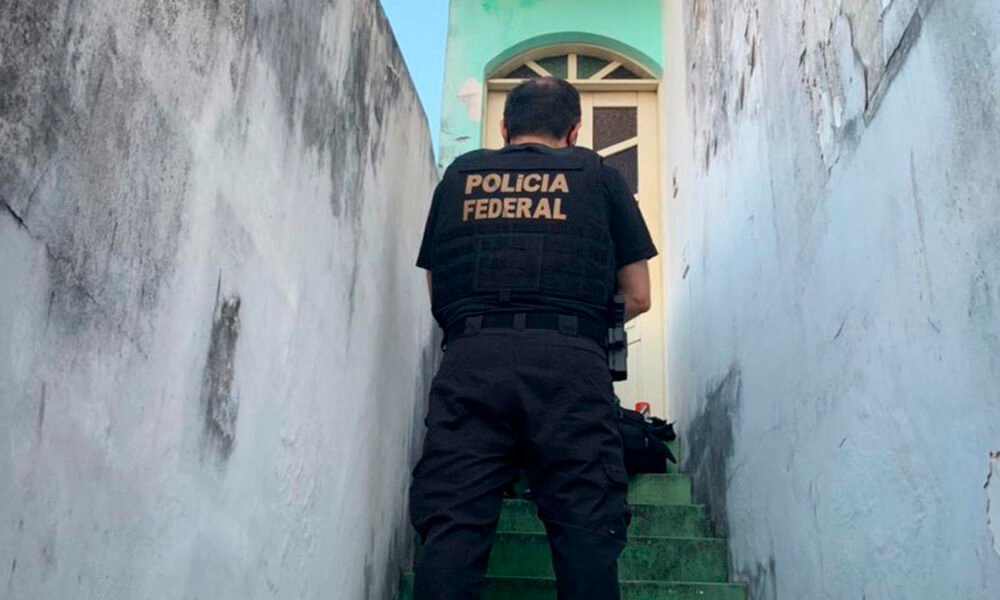 A Polícia Federal (PF) deflagra nesta sexta-feira (12) uma operação contra fraudes no INSS de benefícios previdenciários na Bahia. A Operação