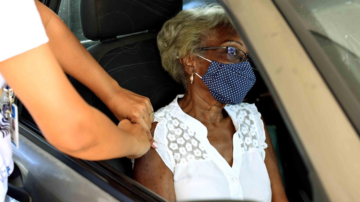 Nesta terça-feira (30), os idosos com 65 anos ou mais que residem em Salvador serão inclusos na estratégia de vacinação contra Covid-19.