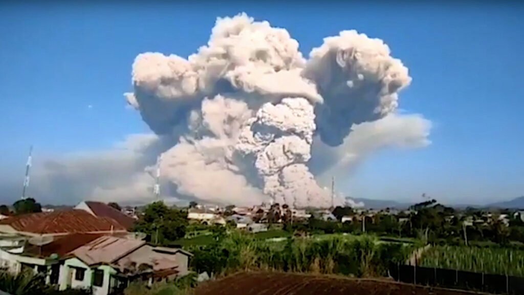 O vulcão Sinabung, localizado na ilha de Sumatra, na Indonésia, entrou em erupção nesta terça-feira (2), formando uma grande coluna de cinzas