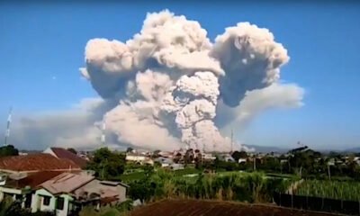 O vulcão Sinabung, localizado na ilha de Sumatra, na Indonésia, entrou em erupção nesta terça-feira (2), formando uma grande coluna de cinzas