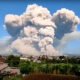 O vulcão Sinabung, localizado na ilha de Sumatra, na Indonésia, entrou em erupção nesta terça-feira (2), formando uma grande coluna de cinzas