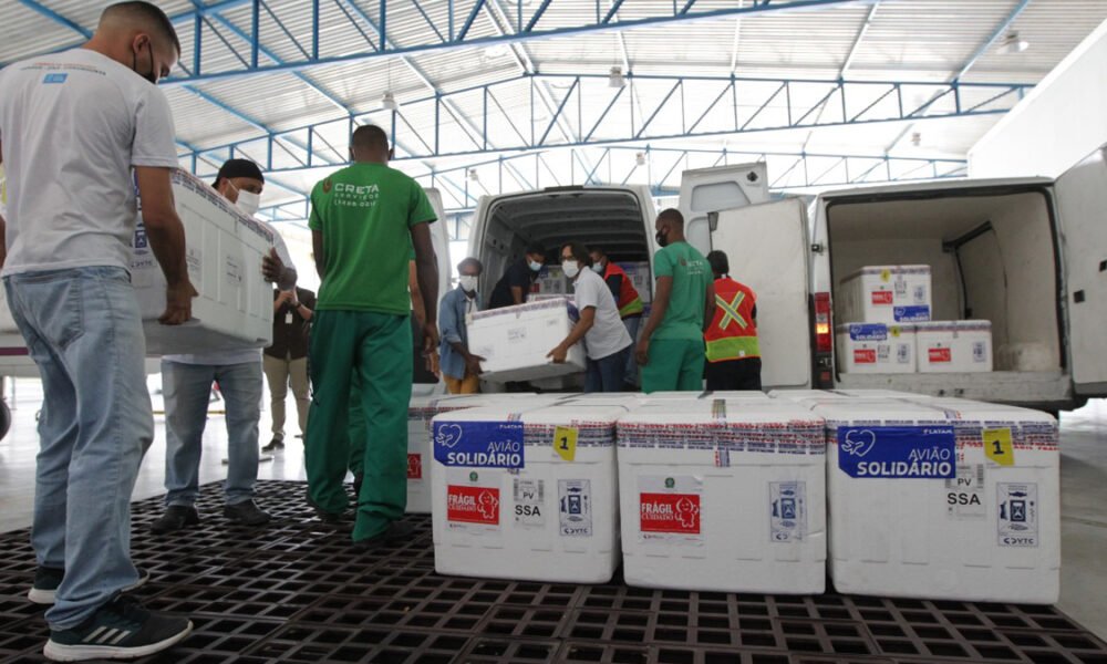 Mais 347 mil doses de vacinas contra a Covid-19 chegaram no Aeroporto Internacional de Salvador, na manhã desta sexta-feira (26). Nesta remessa foram