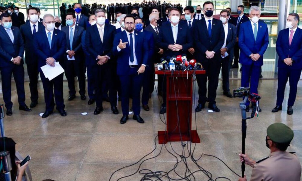 Logo após a reunião com alguns governadores aliados, ministros e chefes de poderes, o presidente Jair Bolsonaro, depois de um ano de pandemia e do país