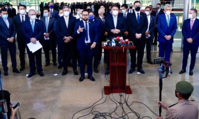 Logo após a reunião com alguns governadores aliados, ministros e chefes de poderes, o presidente Jair Bolsonaro, depois de um ano de pandemia e do país