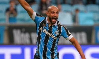 Dado como certo no Bahia, o volante Thaciano (Grêmio) já jogou em todas as posições do meio campo com Renato. Mas é um volante típico: recebe aqui,