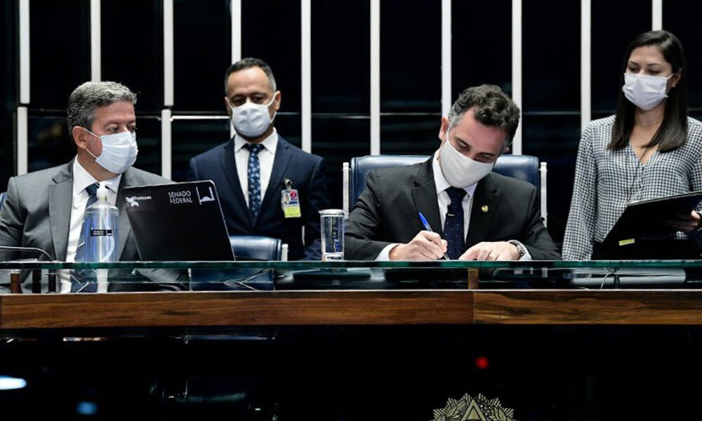 As Mesas do Senado e da Câmara promulgaram, nesta segunda (15), proposta que vai permitir ao governo federal pagar um novo auxílio emergencial
