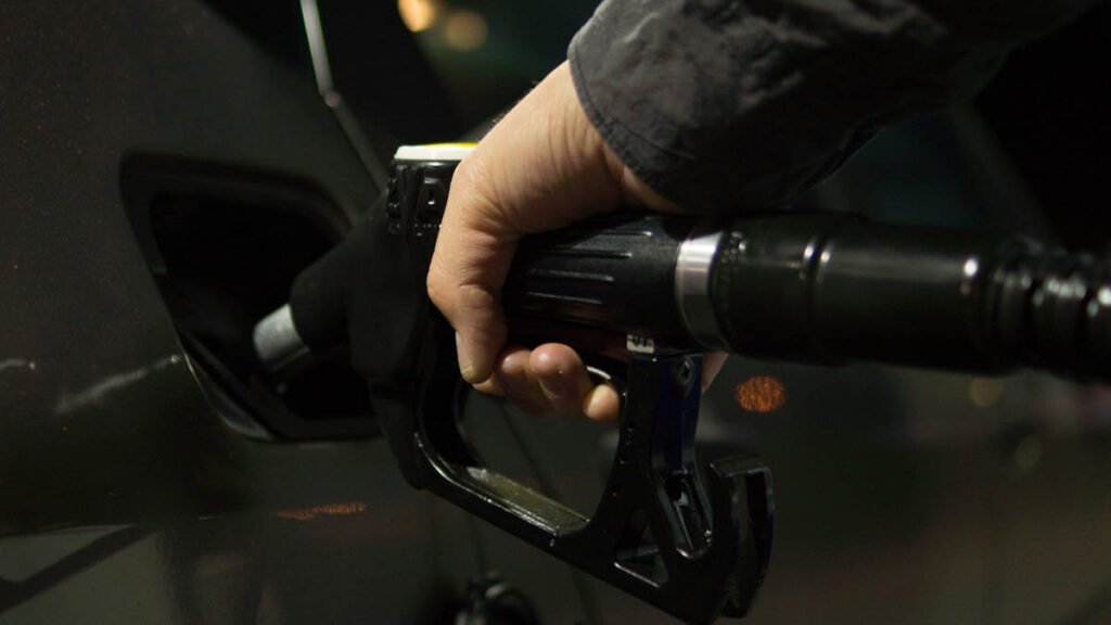 A Petrobras anunciou hoje (8) mais um aumento nos preços dos combustíveis. A partir de amanhã, o preço médio da gasolina terá uma subida