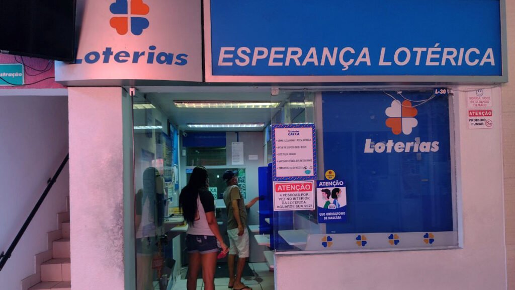 realizou neste sábado (13), no Espaço Loterias Caixa, o sorteio do concurso 2.352 da Mega-Sena e informa que ninguém acertou as seis dezenas.