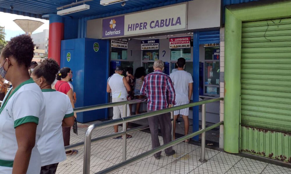 na noite deste sábado (6), no Espaço Loterias Caixa, em São Paulo, o sorteio do concurso 2.350 da Mega-Sena e ninguém acertou os seis números.