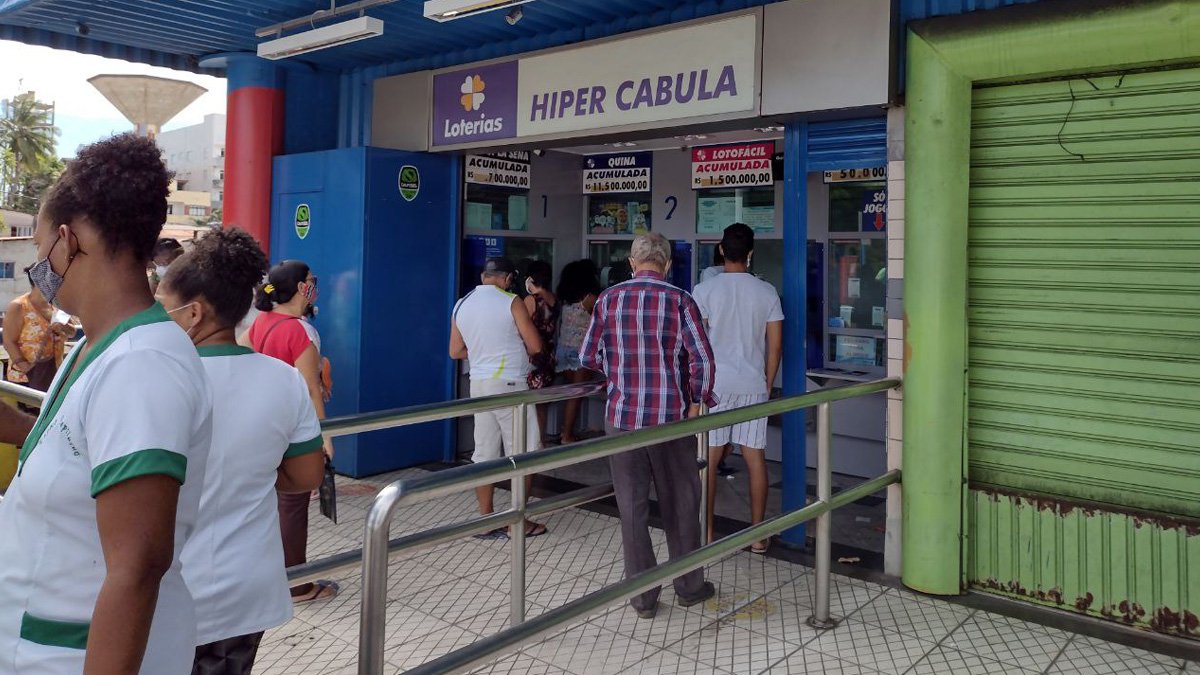 na noite deste sábado (6), no Espaço Loterias Caixa, em São Paulo, o sorteio do concurso 2.350 da Mega-Sena e ninguém acertou os seis números.