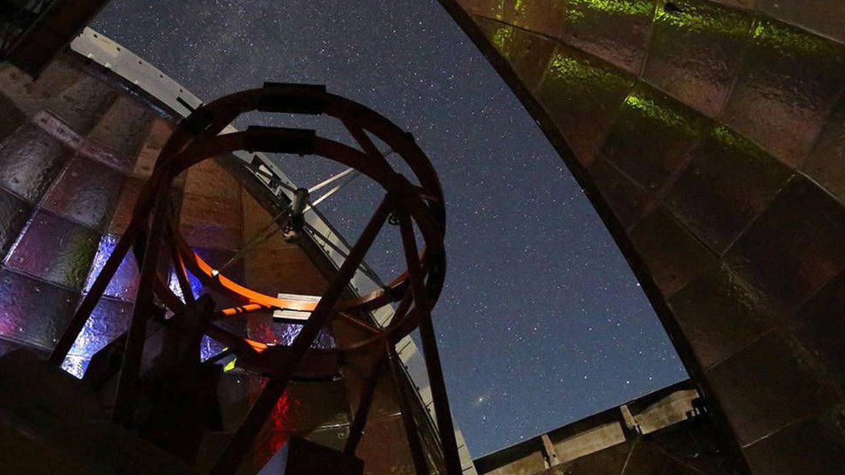 com cerca de 1 quilômetro (km) de diâmetro e 550 metros de largura, passará, segundo os padrões astronômicos, muito perto da Terra,