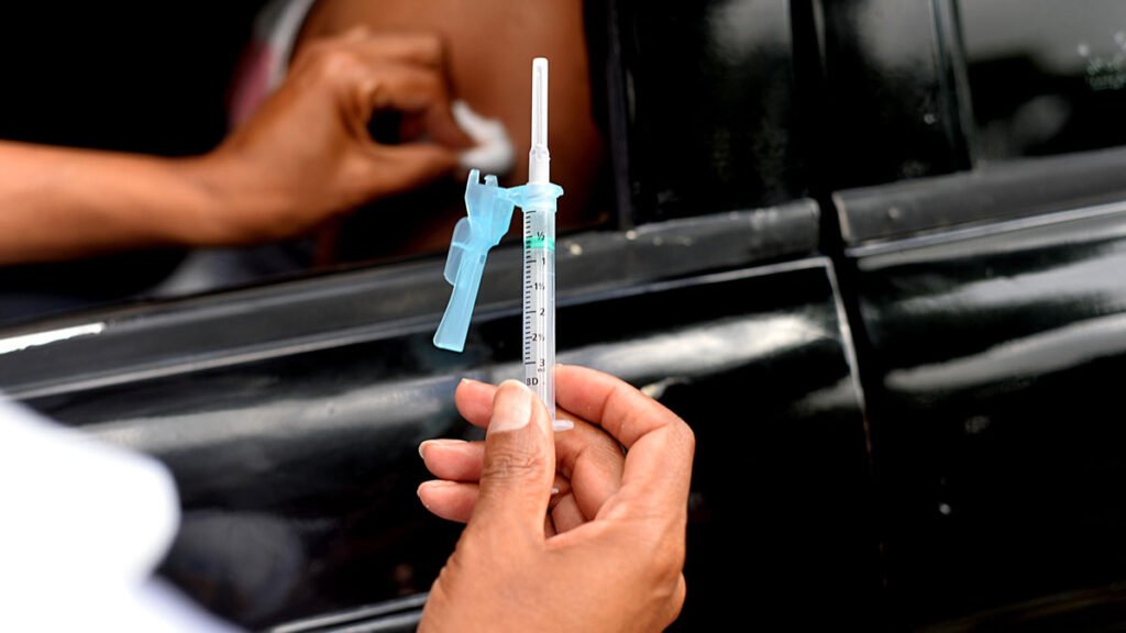 Mais dois públicos começam a ser vacinados contra a Covid-19 em Salvador na tarde desta quinta: pessoas com Síndrome de Down e psicólogos autônomos