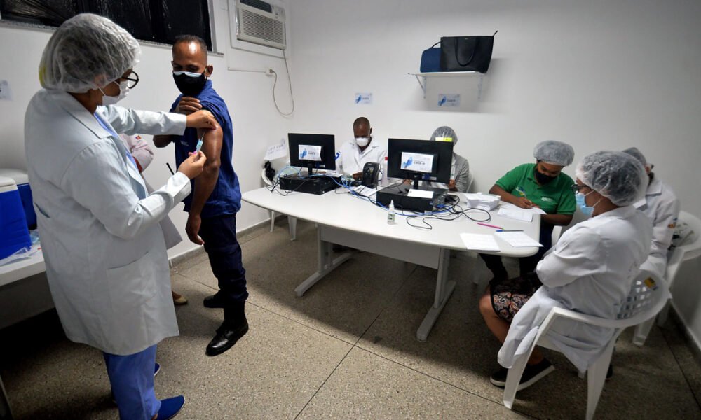 A vacinação contra a Covid-19 em Salvador inclui mais uma categoria a partir desta segunda-feira (26): os rodoviários com idade a partir de 50 anos,