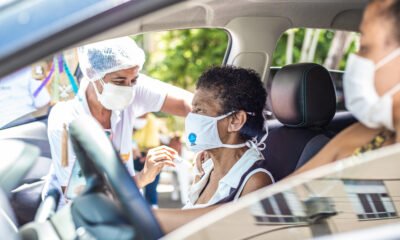 para que idosos e profissionais da saúde completem o esquema vacinal. Nesta sexta-feira (23), 17 pontos entre fixos e drives estarão vacinando