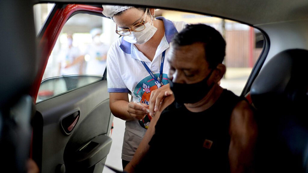 A aplicação da primeira dose da vacina contra Covid-19 em Salvador prossegue nesta quinta-feira (8) para idosos com idade igual ou superior a 62 anos,
