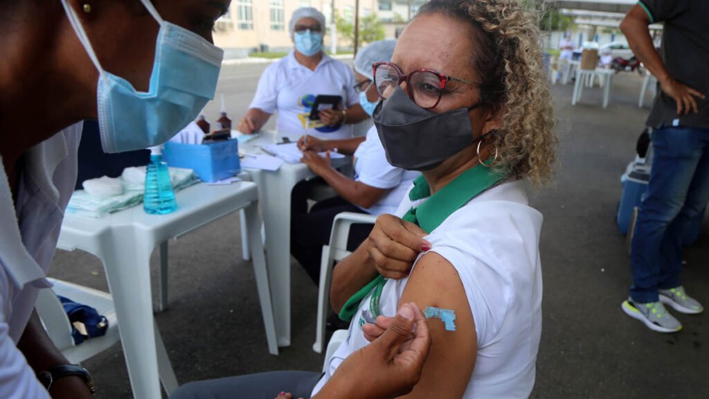 Além dos profissionais da educação básica com 40 anos ou mais e transplantados, os rodoviários agora podem tomar a primeira dose do imunizante