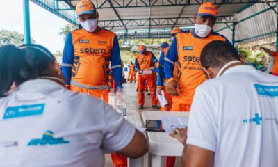 Os trabalhadores da limpeza urbana com 50 anos ou mais que atuam na cidade foram incluídos na vacinação contra Covid-19 e começaram,
