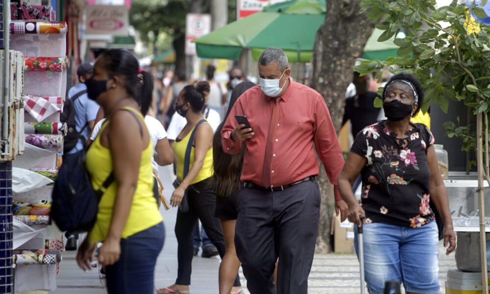 Fundação Oswaldo Cruz, alerta que a pandemia pode permanecer em níveis críticos ao longo do mês de abril, prolongando a crise sanitária
