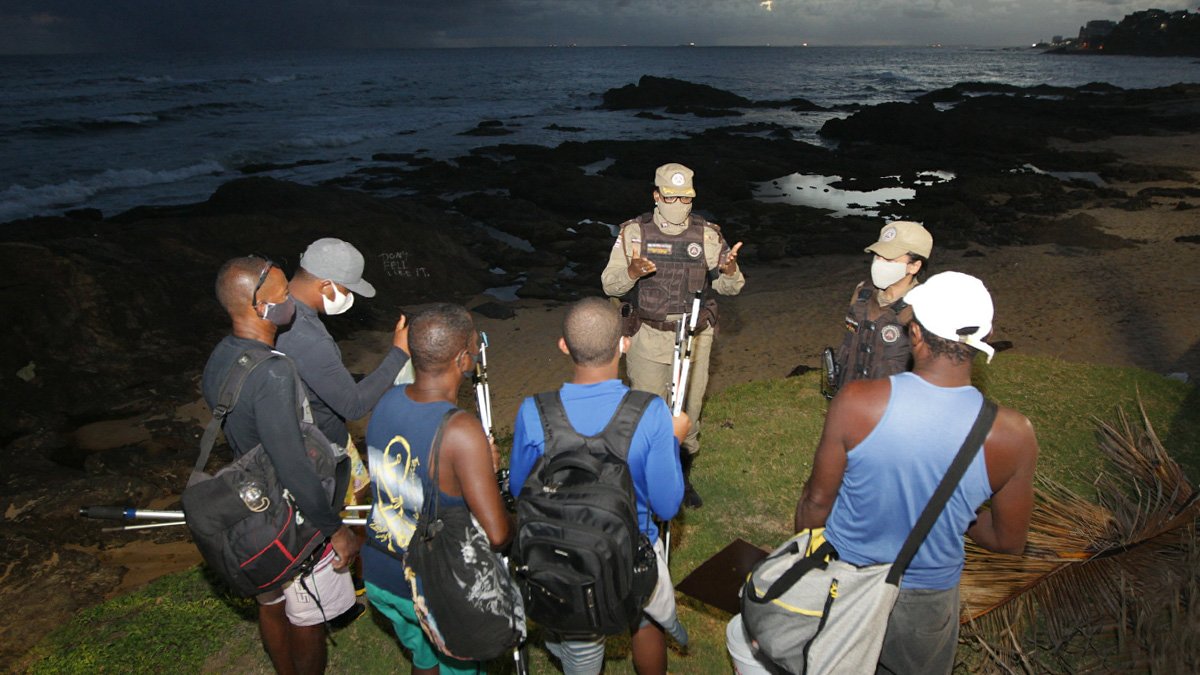 em toda a Bahia. O toque de recolher noturno e a suspensão de shows, festas e atividades esportivas coletivas continuam até o dia 26 de abril.