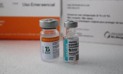 A Bahia recebeu nesta quinta-feira (29) mais 336.300 doses de vacinas contra Covid-19. Do total, 329.500 foram produzidas pela Fiocruz