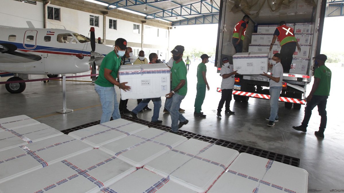Mais 606.950 doses de vacinas contra a Covid-19 chegaram ao hangar do Grupamento Aéreo da Polícia Militar da Bahia (Graer), em Salvador,