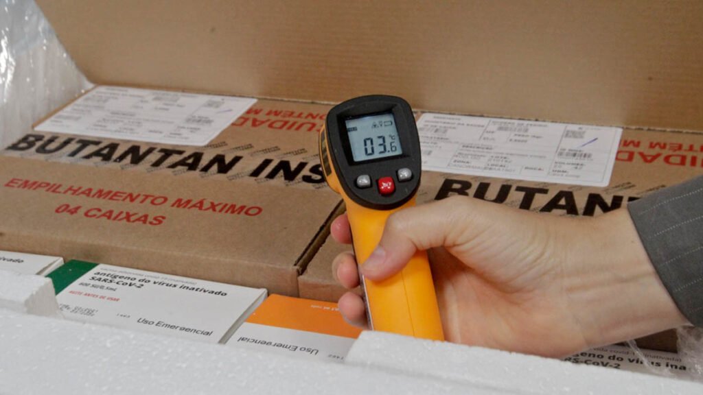 O atraso na entrega do novo lote da vacina Coronavac previsto para este mês, fez com que cidades de diversos Estados suspendesse a aplicação da segunda dose,