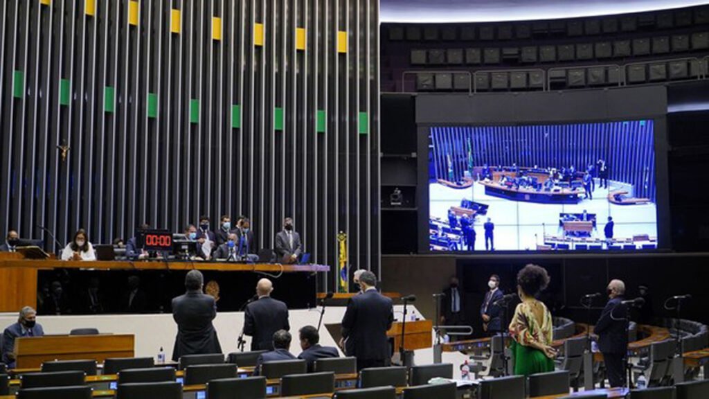 Foi aprovado nesta terça-feira (6), por 317 votos a 120, o texto-base da proposta que permite a compra de vacinas contra a Covid-19 por