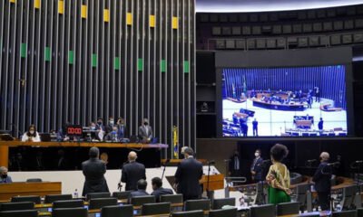 Foi aprovado nesta terça-feira (6), por 317 votos a 120, o texto-base da proposta que permite a compra de vacinas contra a Covid-19 por