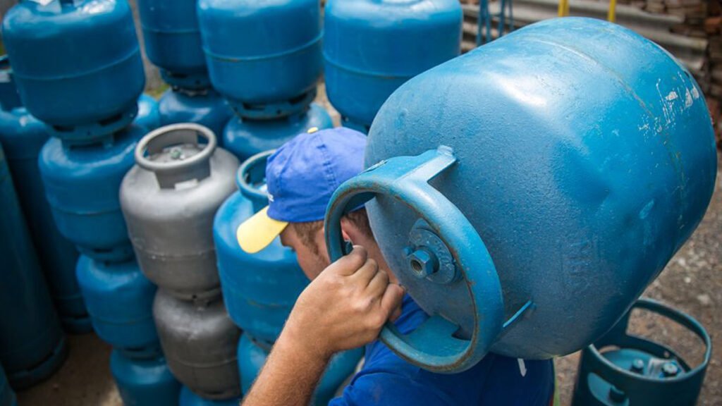 A Petrobras vai aumentar o preço médio de venda do gás liquefeito de petróleo (GLP) em 5% para as distribuidoras hoje. O quilo do gás liquefeito