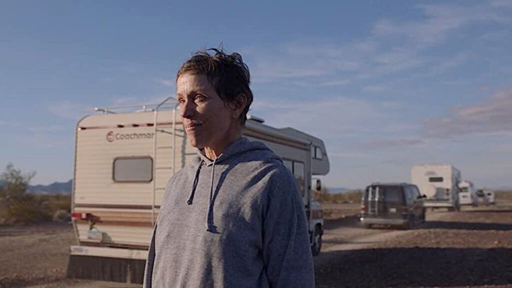 A trama é liderada por Fern (Frances McDormand), uma mulher viúva que perdeu tudo durante a grande recessão de 2008. Desde então, se aventura pela estrada, ode à liberdade